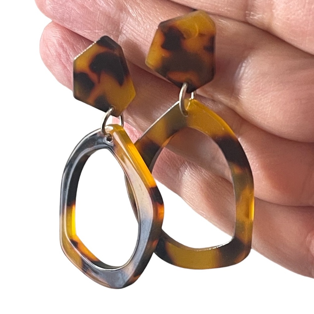 Tortoiseshell Pattern Lucite Drop Earrings - image 1